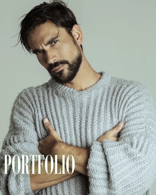 Photo by REVISTA PORTFOLIO BRAZIL on March 19, 2023. May be a closeup of 1 person, beard and text th