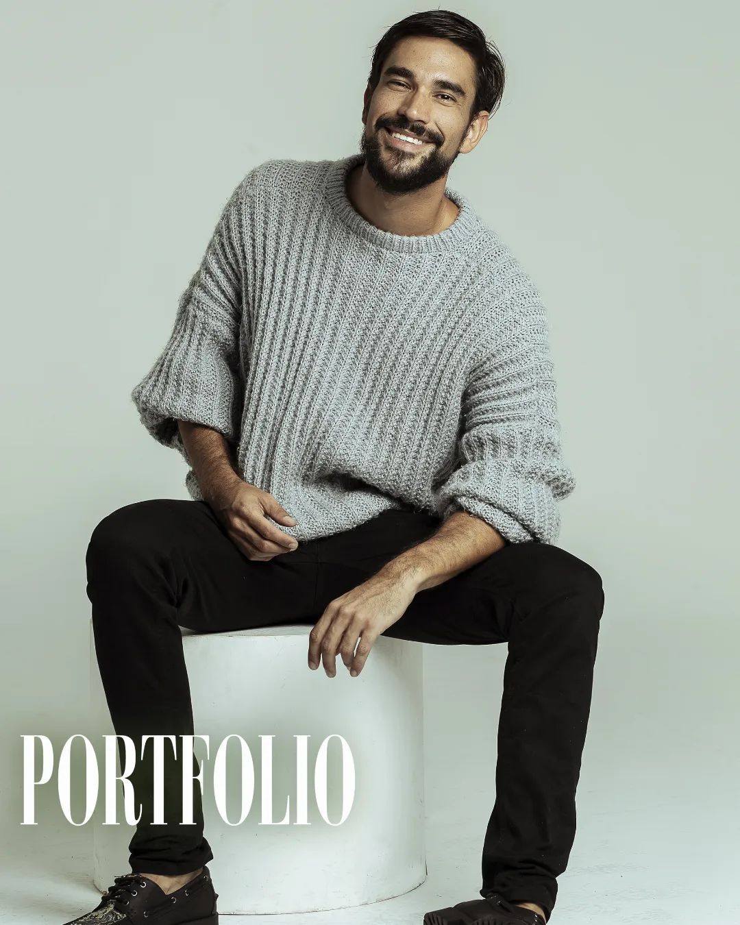 https://f.radikal.host/2023/04/06/Photo-by-REVISTA-PORTFOLIO-BRAZIL-on-March-19-2023.-May-be-an-image-of-1-person-beard-standing-and-text-that-says-PORTFOLIO.-1.jpg